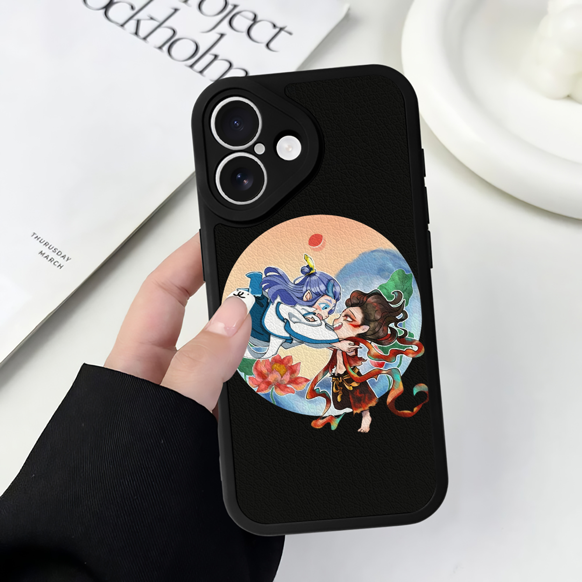 （画像用） Ne Zha 2 ナタ 魔童の大暴れ 【iPhone 16シリーズ対応】シリコンスマホケース（レザー調） 材質：シリコン